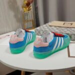 Gucci Unisex GG Adidas x Gucci Gazelle Sneaker Light Blue Silk Duchesse Demetra - Imagen 6