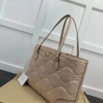 Gucci Women GG Matelassé Leather Medium Tote Beige Matelassé Chevron Double G - Image 4