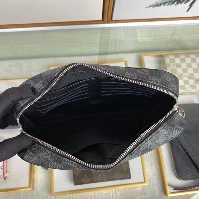 Louis Vuitton LV Kasai clutch in Damier Graphite Canvas Navy blue Leather  ref.721153 - Joli Closet