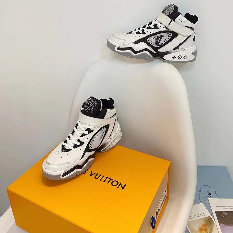 This version of the iconic LV Trainer sneaker comes in white calf leather  with colorful details.， Velcro…