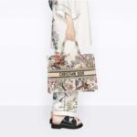 Dior Women CD Large Book Tote Ecru Multicolor Jardin D'Hiver Embroidery - Imagen 16