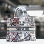 Dior Women CD Large Book Tote Ecru Multicolor Jardin D'Hiver Embroidery - Imagen 5