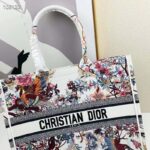 Dior Women CD Large Book Tote Ecru Multicolor Jardin D'Hiver Embroidery - Imagen 9