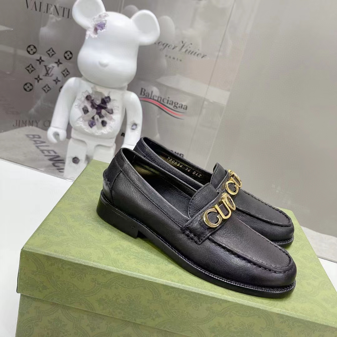 2024年春の Gucci Women GG Leather Loafer Black Metal Logo Metallic サロペット・オーバーオール・オールインワン