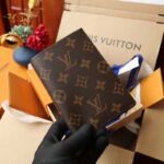 Louis Vuitton LV Unisex Passport Cover Brown Monogram Coated Canvas Cowhide Leather – Bild 2