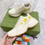 Gucci Unisex GG Rhyton Sneaker White Demetra Inlaid Interlocking G Stars Rubber Low Heel - Bild 7