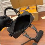 Louis Vuitton LV Unisex Keepall Bandoulière 25 Black Taurillon Monogram Cowhide Leather - Imagen 5