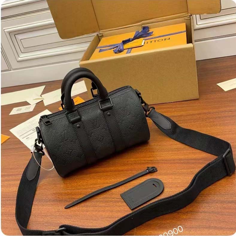 Louis Vuitton Keepall Bandoulière 25 Black Taurillon