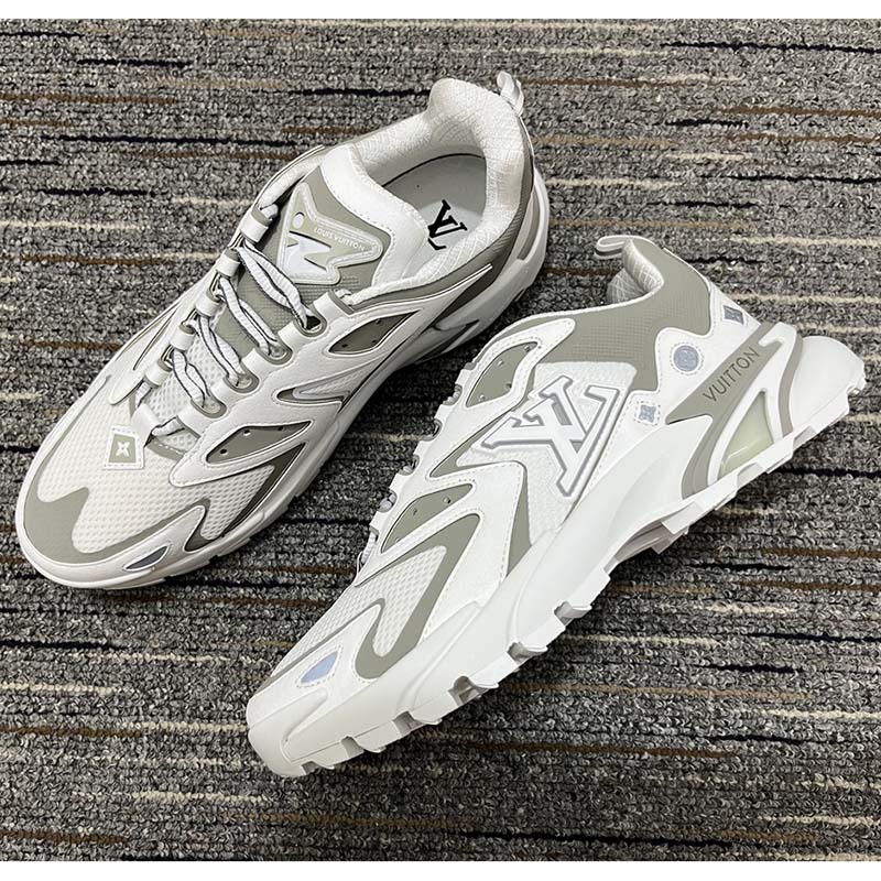 Louis Vuitton® LV Runner Tatic Sneaker Grey. Size 07.5 en 2023