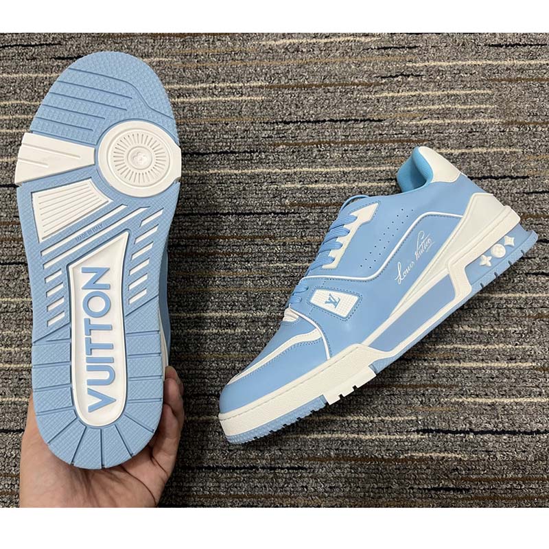 Trainers Louis Vuitton Blue size 39 EU in Rubber - 26182624