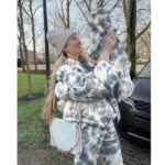 Louis Vuitton LV Women Coussin PM Handbag Cream Monogram-Embossed Puffy Lambskin Calfskin - Imagen 13