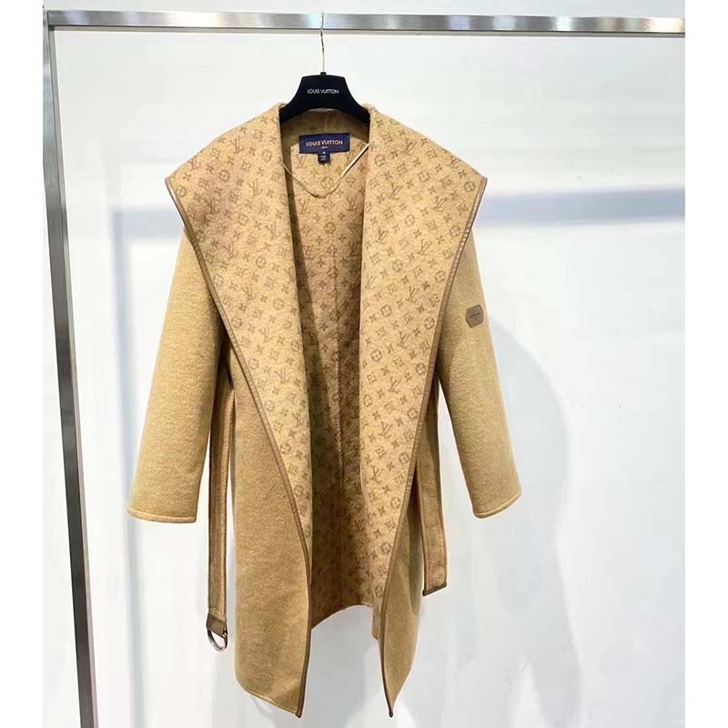 Louis Vuitton® Signature Double Face Short Wrap Coat Oil. Size 42