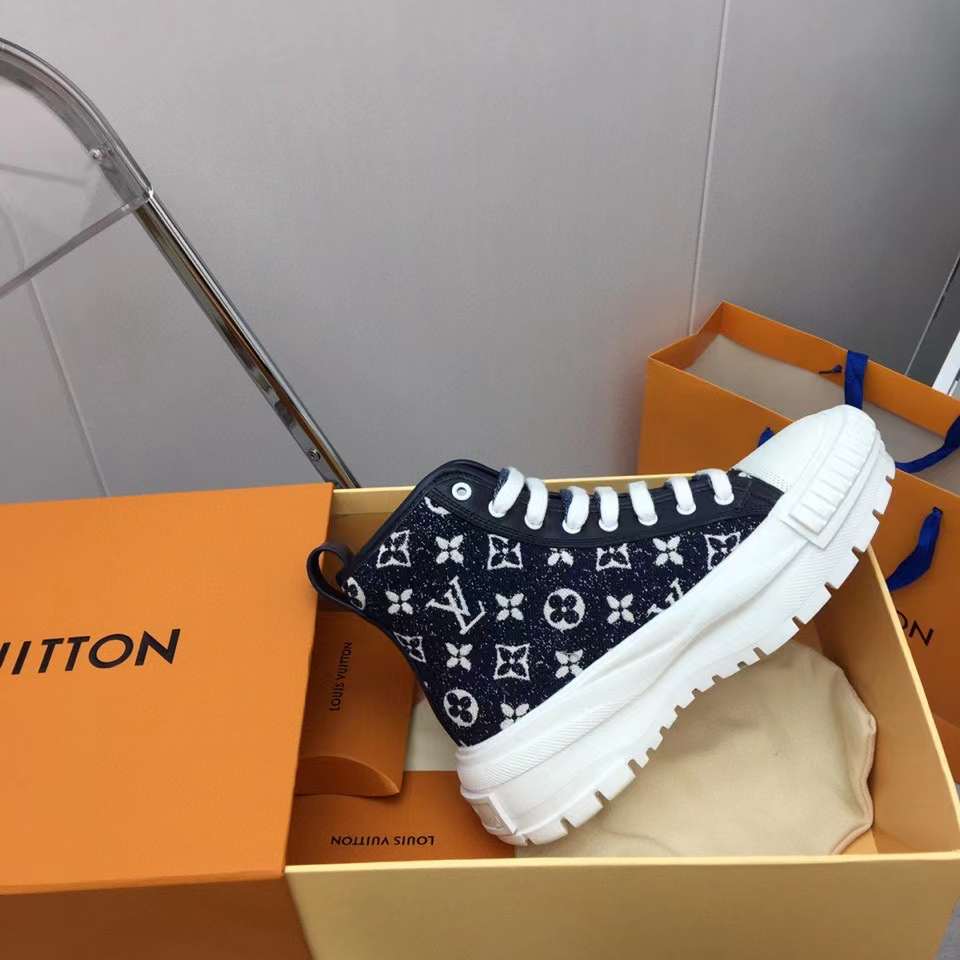 Shop Louis Vuitton Lv squad sneaker (1A9S06) by LesAiles