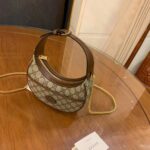 Gucci Women Half-Moon-Shaped Mini Bag Interlocking G Beige Ebony GG Supreme Canvas - immagine 3