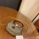 Gucci Women Half-Moon-Shaped Mini Bag Interlocking G Beige Ebony GG Supreme Canvas - immagine 5