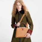 Louis Vuitton LV Women Capucines MM Handbag Beige Brown Taurillon Leather - Bild 12