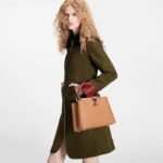 Louis Vuitton LV Women Capucines MM Handbag Beige Brown Taurillon Leather - Bild 11