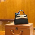 Hermes Women Mini Kelly 20 Bag in Togo Leather with Gold Hardware-Black - Imagen 8