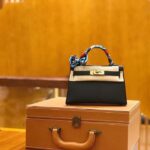 Hermes Women Mini Kelly 20 Bag in Togo Leather with Gold Hardware-Black - Imagen 6