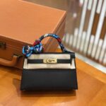Hermes Women Mini Kelly 20 Bag in Togo Leather with Gold Hardware-Black - Imagen 3
