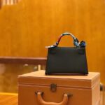Hermes Women Mini Kelly 20 Bag in Togo Leather with Gold Hardware-Black - Imagen 9