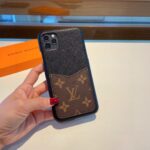 Louis Vuitton LV Unisex Apple IPhone Bumper Pallas Brown Monogram Canvas Black Calf Leather - Imagen 3