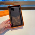 Louis Vuitton LV Unisex Apple IPhone Bumper Pallas Brown Monogram Canvas Black Calf Leather - Imagen 5