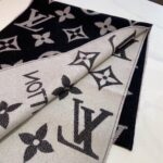 Louis Vuitton LV Unisex Essential Scarf Black Wool Contrasting Monogram Motif Signature - immagine 5