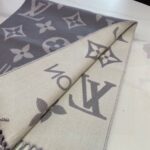 Louis Vuitton LV Unisex Essential Scarf Grey Wool Jacquard Weave Monogram Pattern - immagine 5