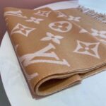 Louis Vuitton LV Unisex Essential Scarf Sandy Wool Contrasting Monogram Motif Signature - immagine 5
