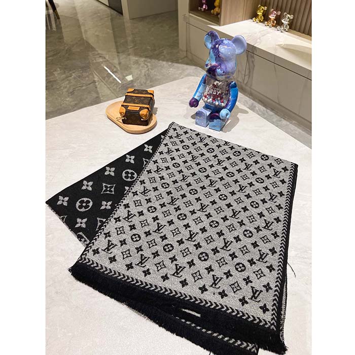 Louis Vuitton Simply LV scarf