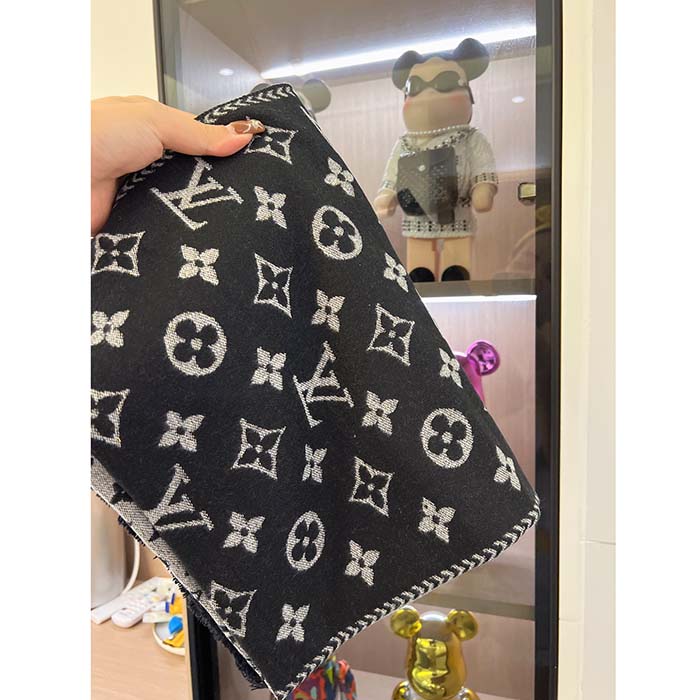 Louis Vuitton Simply LV scarf