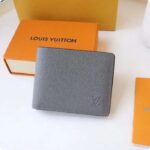 Louis Vuitton LV Unisex Slender Wallet Embossed Taiga Leather Glacier Black Cowhide – Bild 2