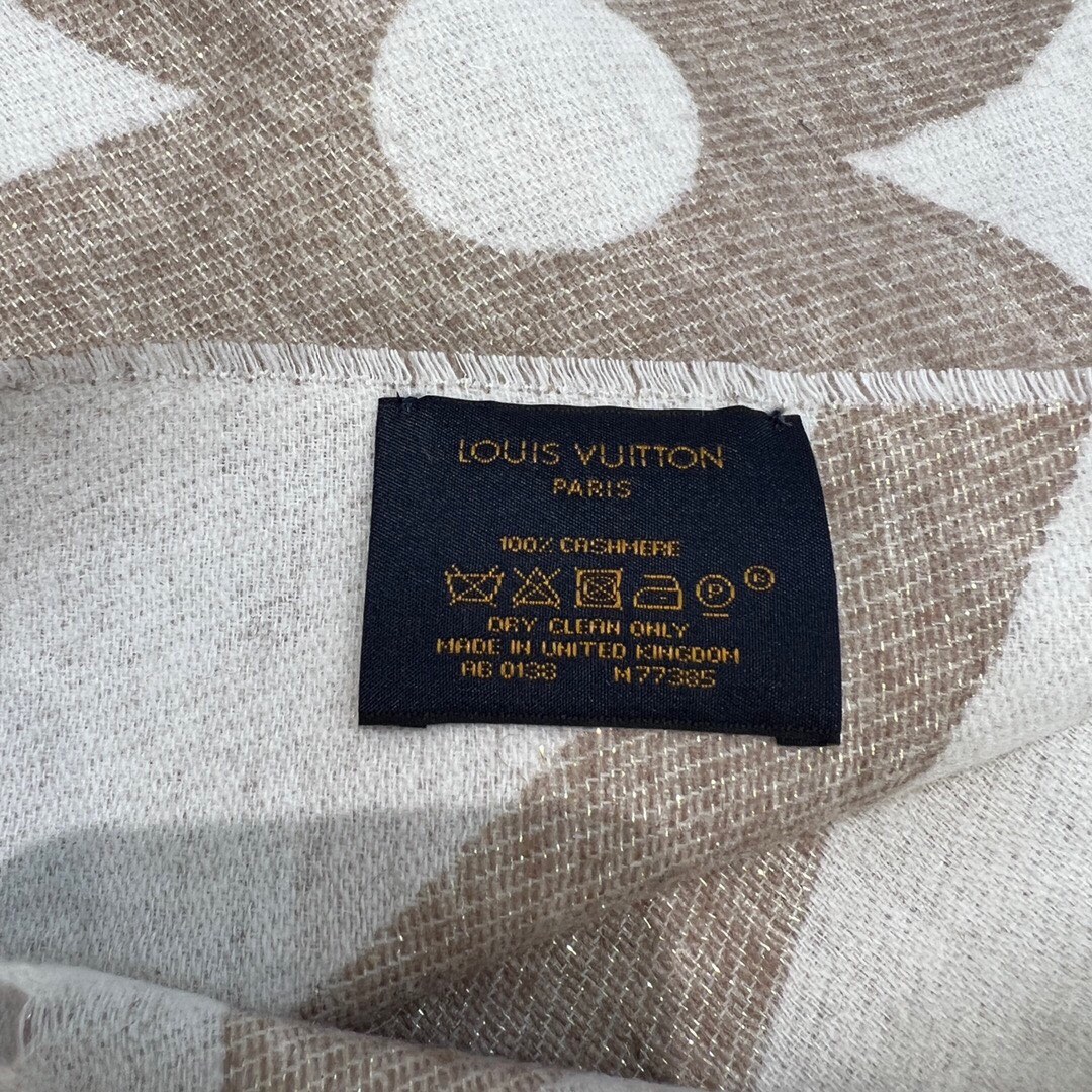 Shop Louis Vuitton MONOGRAM Ultimate shine scarf (M78120