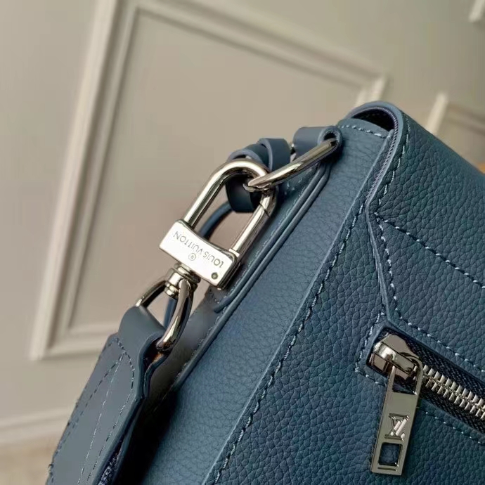 Louis Vuitton Takeoff Messenger Navy autres Cuirs