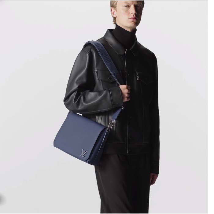 Louis Vuitton Takeoff Messenger Navy autres Cuirs