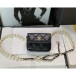 Bolso de hombro Chanel CC para mujer, color negro, con solapa y cadena de perlas artificiales, de piel de becerro.