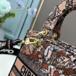 Dior Women CD Medium Lady D-Lite Bag Powder Pink Dior Jardin Magique Embroidery - Imagen 9