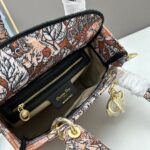 Dior Women CD Medium Lady D-Lite Bag Powder Pink Dior Jardin Magique Embroidery - Imagen 10