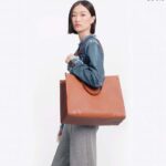 Louis Vuitton LV Women OnTheGO GM Tote Bag Brown Monogram Embossed Leather – Bild 13