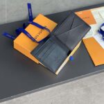 Louis Vuitton Unisex Multiple Wallet Black Taiga Cowhide Leather - Imagen 4