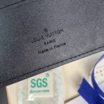 Louis Vuitton Unisex Multiple Wallet Black Taiga Cowhide Leather - Imagen 10