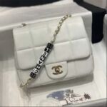 Chanel Women CC Small Flap Bag Grained Calfskin Gold Tone Metal White - Bild 4