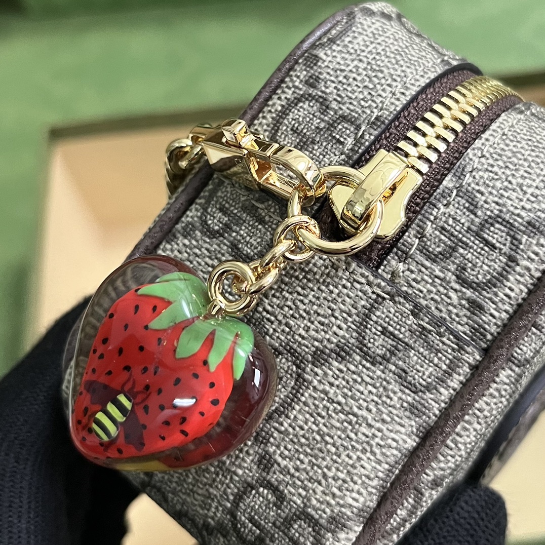Gucci Unisex Coin Purse Double G Strawberry Beige Ebony GG Supreme Canvas (3)
