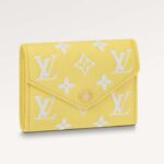 Cartera unisex Victorine de Louis Vuitton con monograma amarillo limón y relieve de piel de vaca granulada flexible