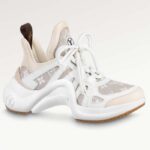 Sneaker da donna Louis Vuitton LV Archlight in denim monogramma beige con suola in gomma oversize