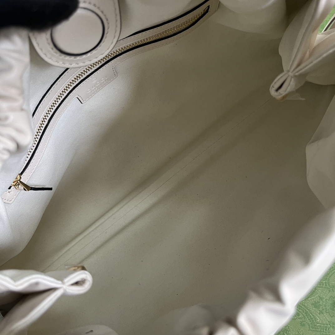Gucci Unisex GG Deco Medium Tote Bag White Quilted Leather Interlocking G (7)