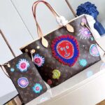 Louis Vuitton LV Unisex LV x YK Neverfull MM Monogram Coated Canvas Faces Print Embroidery - immagine 3