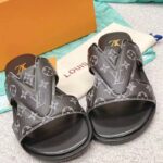 Louis Vuitton LV Unisex Oasis Mule Eclipse Black Monogram Grained Calf Leather Rubber – Bild 4