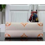 Louis Vuitton LV Women OnTheGo PM​ Neutral Gradient Monogram Empreinte Embossed Cowhide Leather - Imagen 6